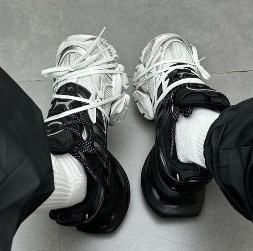 imported luxurious adi xlg runner deluxe white &black shoes for men