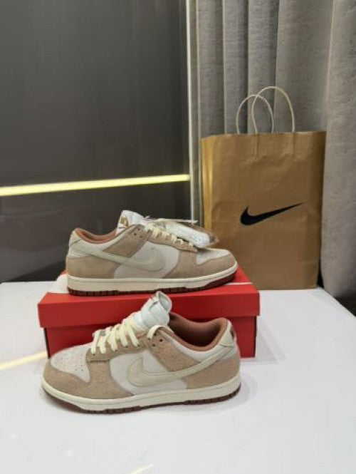 Imported SB Dunk low medium curry shoes for unisex.