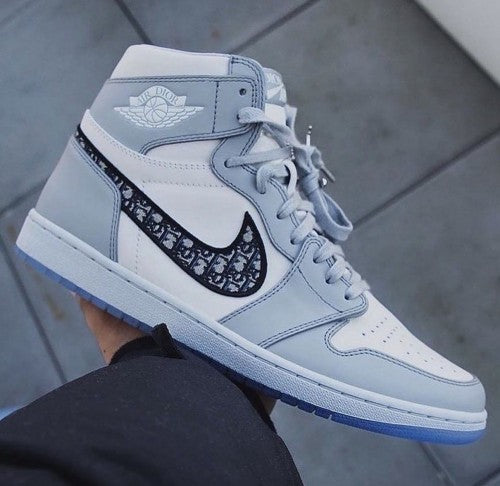 Imported Retro 1 high x dior for unisex.