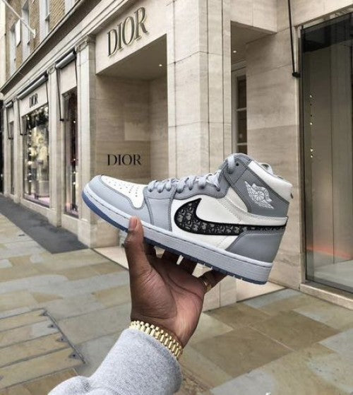 Imported Retro 1 high x dior for unisex.
